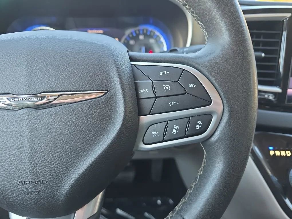 Used 2022 Chrysler Pacifica Touring-L FWD image 18