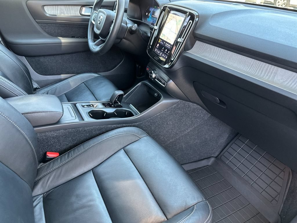 Used 2023 Volvo XC40 B4 Core w/ Convenience Package FWD image 15