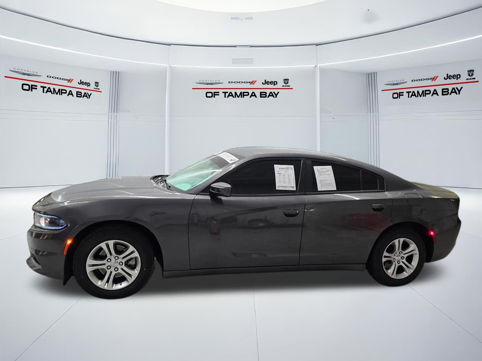 Used 2022 Dodge Charger SXT RWD image 3