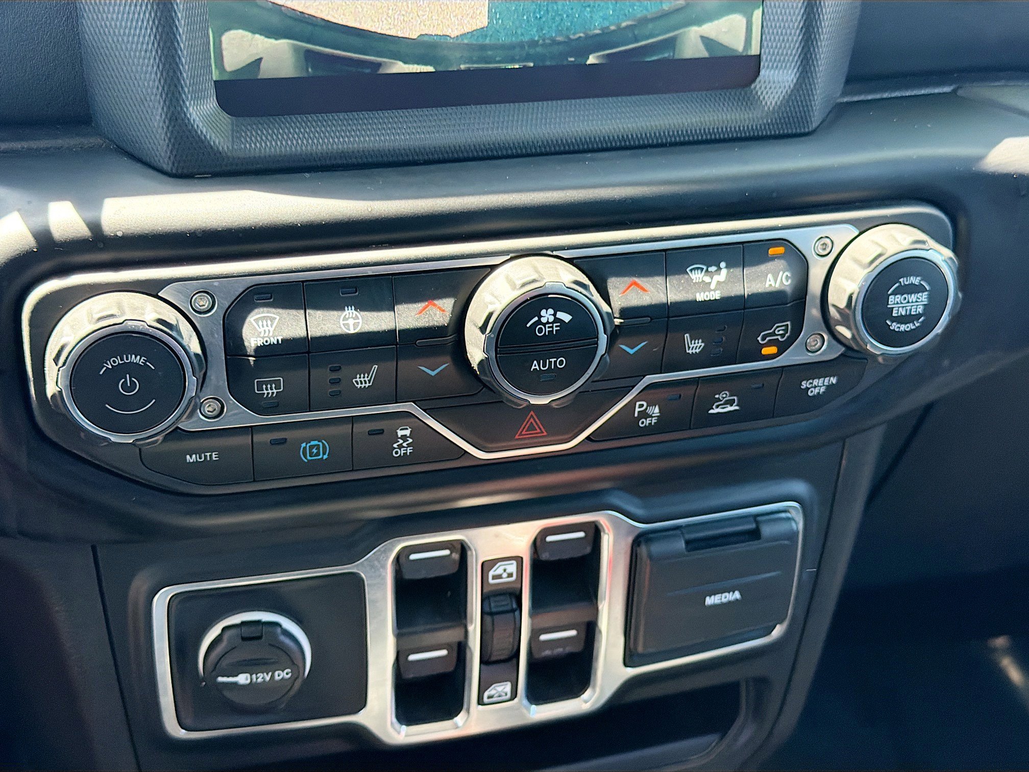 Used 2023 Jeep Wrangler Sahara w/ Cold Weather Group image 31