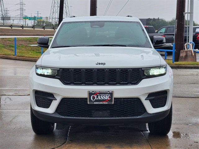 Used 2024 Jeep Grand Cherokee Altitude image 2