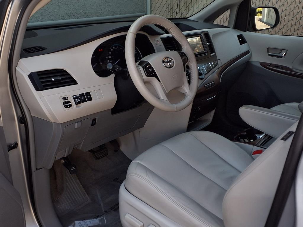 Used 2013 Toyota Sienna XLE FWD image 13