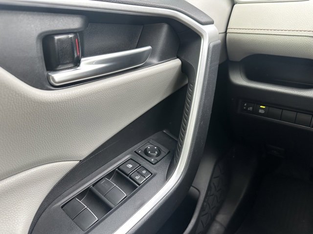 Used 2021 Toyota RAV4 XLE Premium image 18