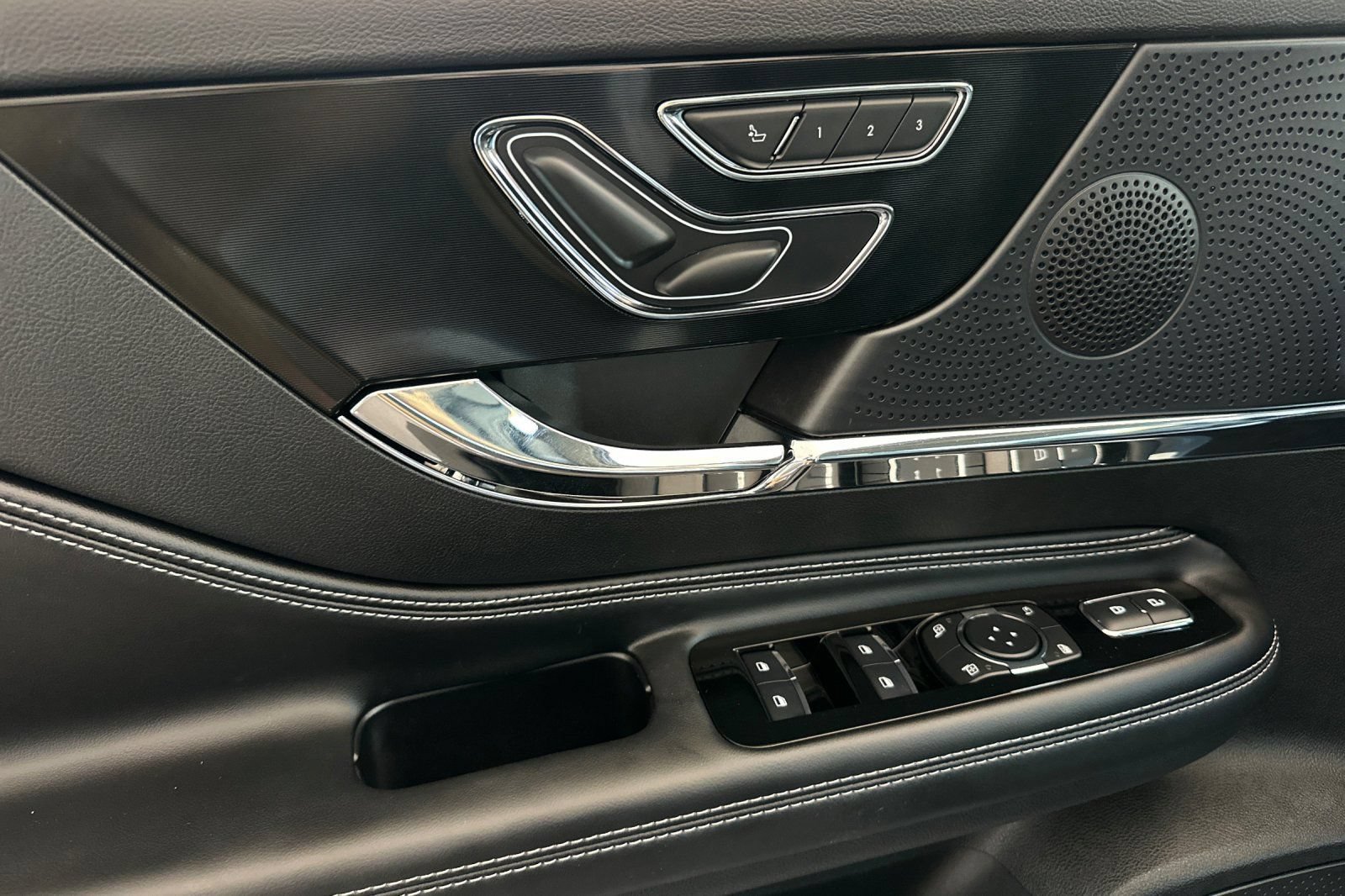 Certified 2025 Lincoln Corsair FWD image 10