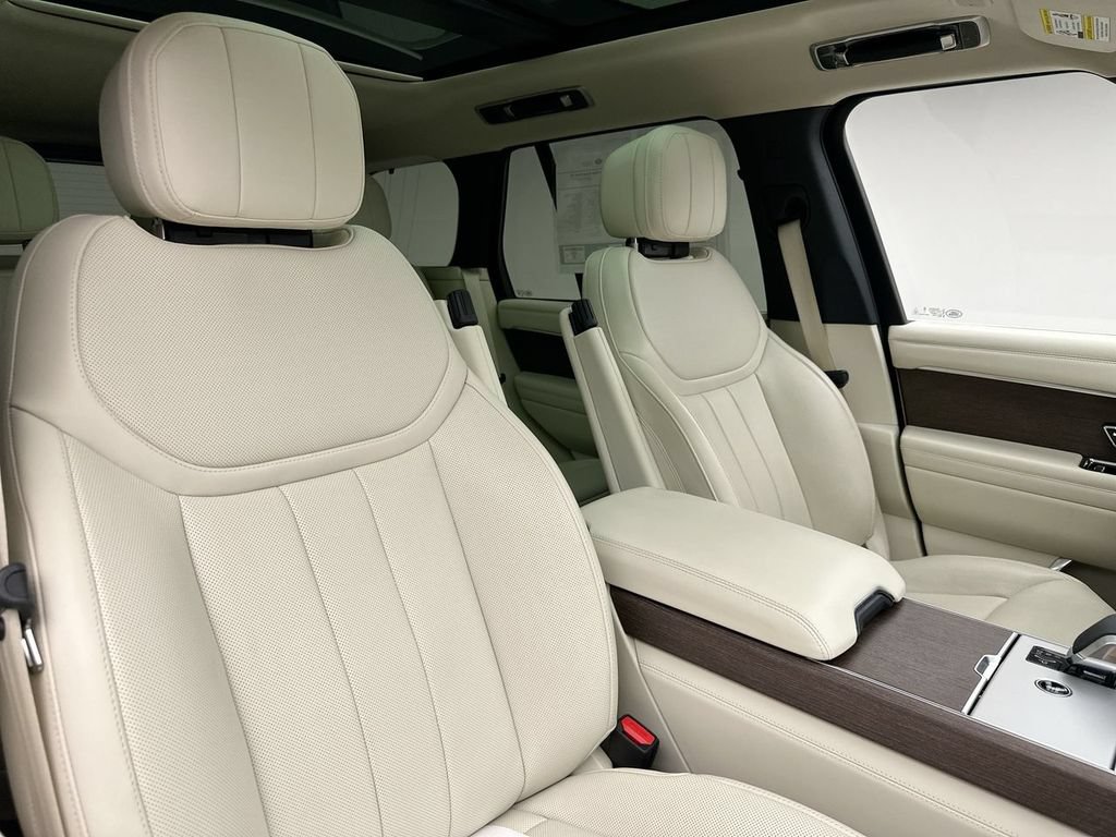 Certified 2025 Land Rover Range Rover SE AWD/4WD image 18