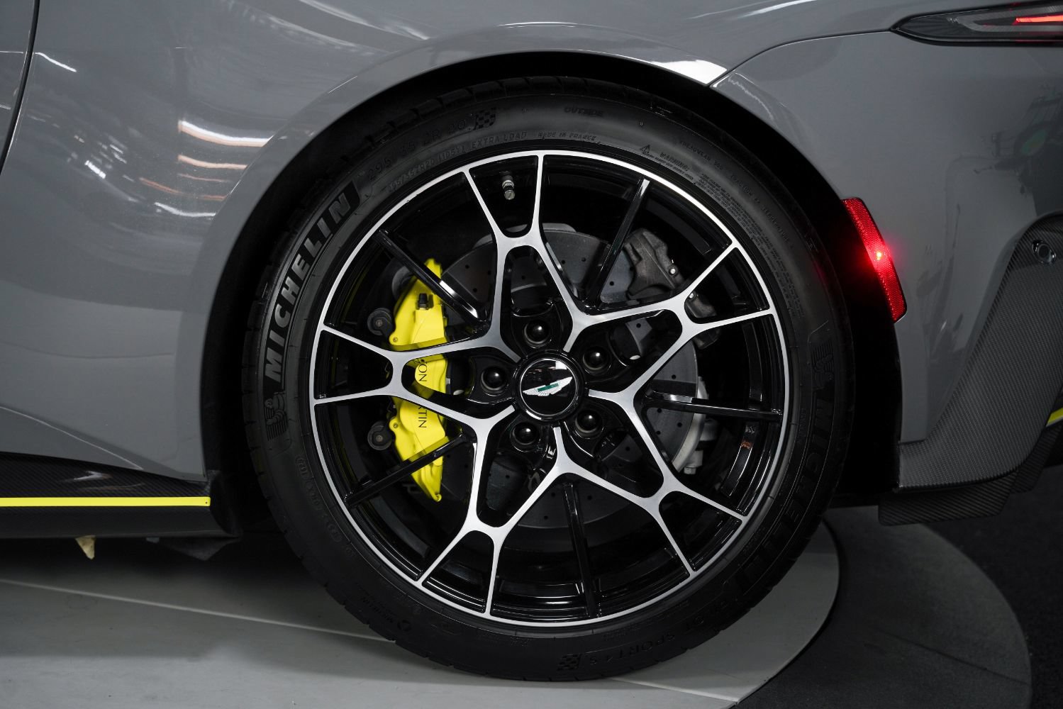 Used 2020 Aston Martin V8 Vantage AMR RWD image 23