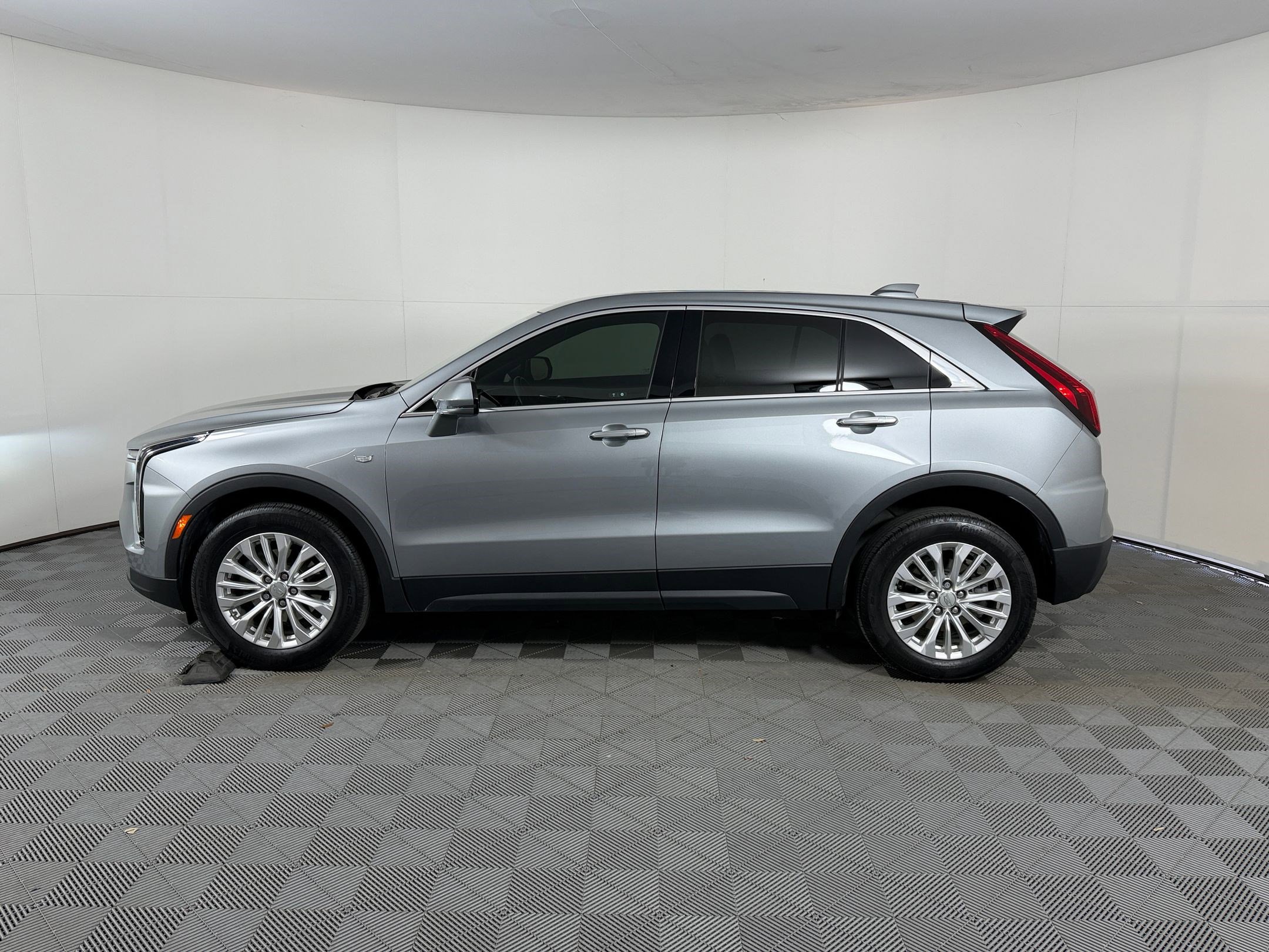 Used 2024 Cadillac XT4 Luxury w/ Cold Weather Package image 2