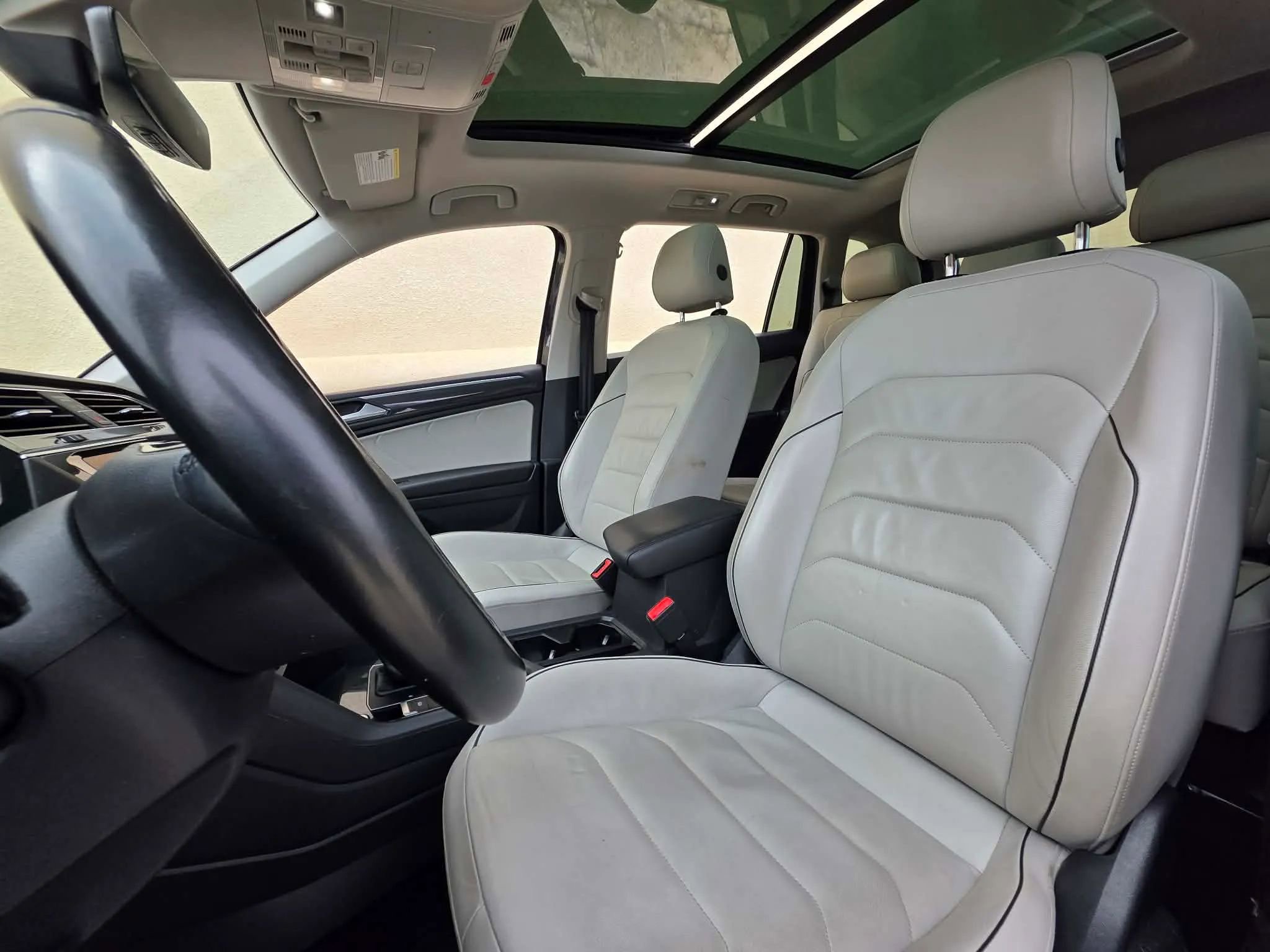 Used 2018 Volkswagen Tiguan SEL Premium image 11