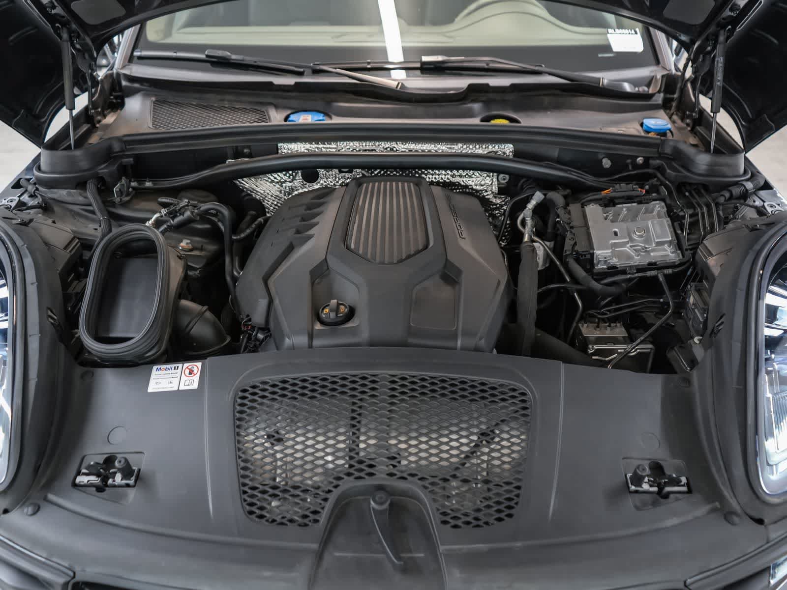 Certified 2024 Porsche Macan AWD/4WD image 32