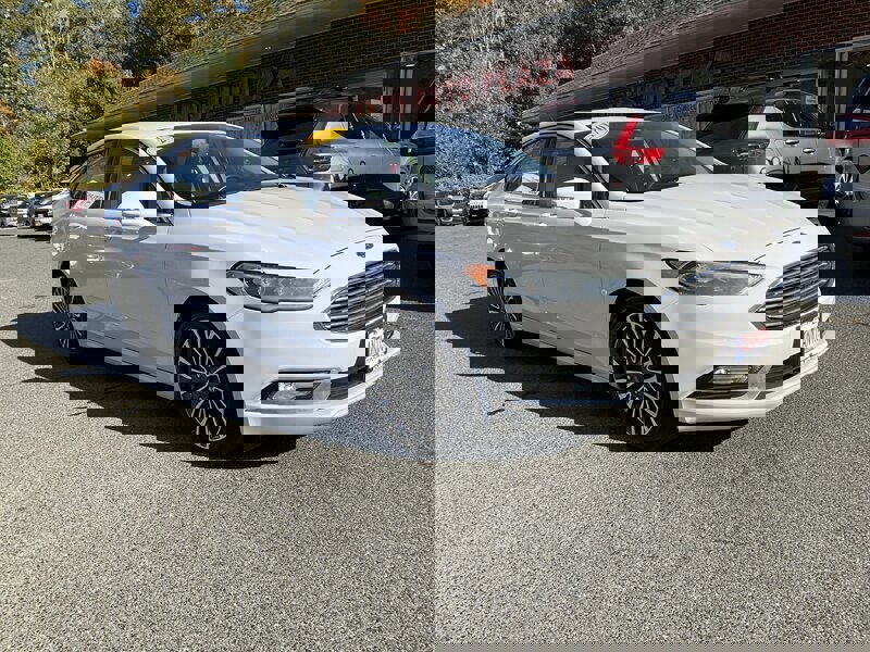 Used 2017 Ford Fusion SE w/ Fusion SE Technology Package image 3