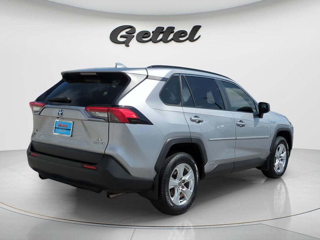 Used 2021 Toyota RAV4 LE image 4