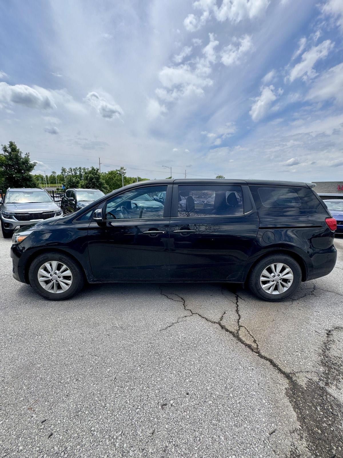 Used 2017 Kia Sedona L FWD image 2