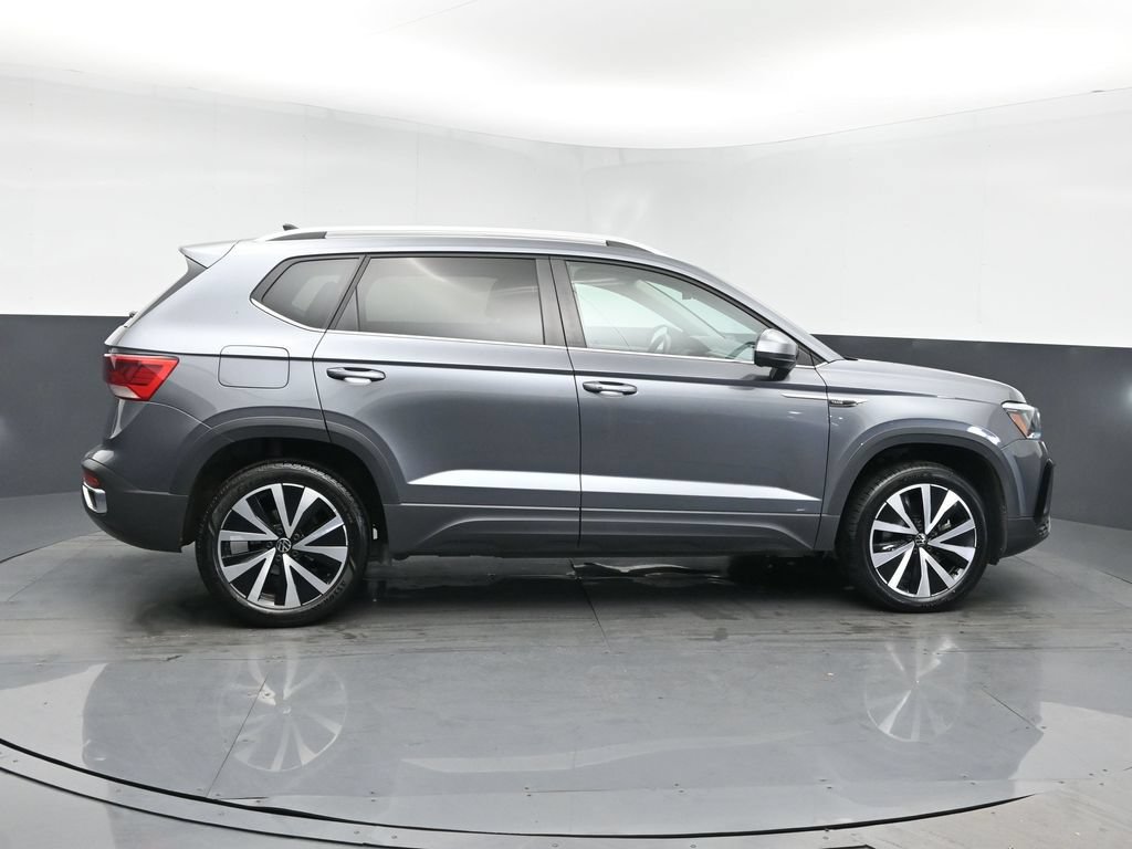 Used 2024 Volkswagen Taos SE FWD image 3