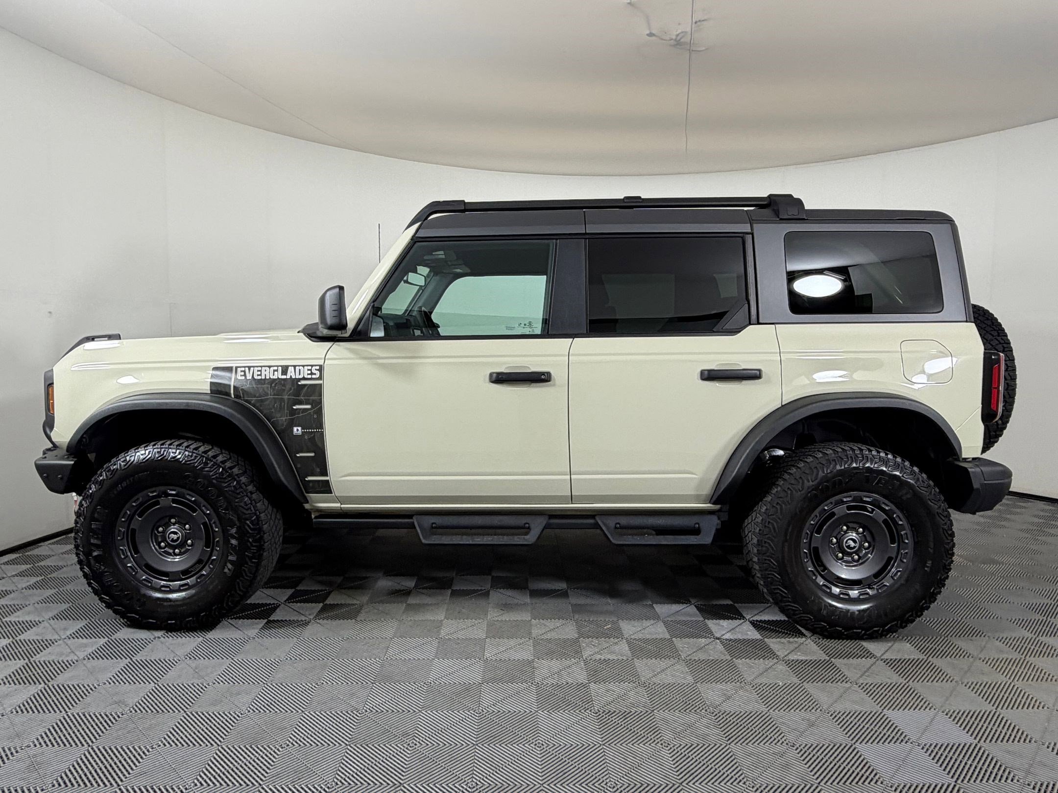 Used 2022 Ford Bronco Everglades AWD/4WD image 2