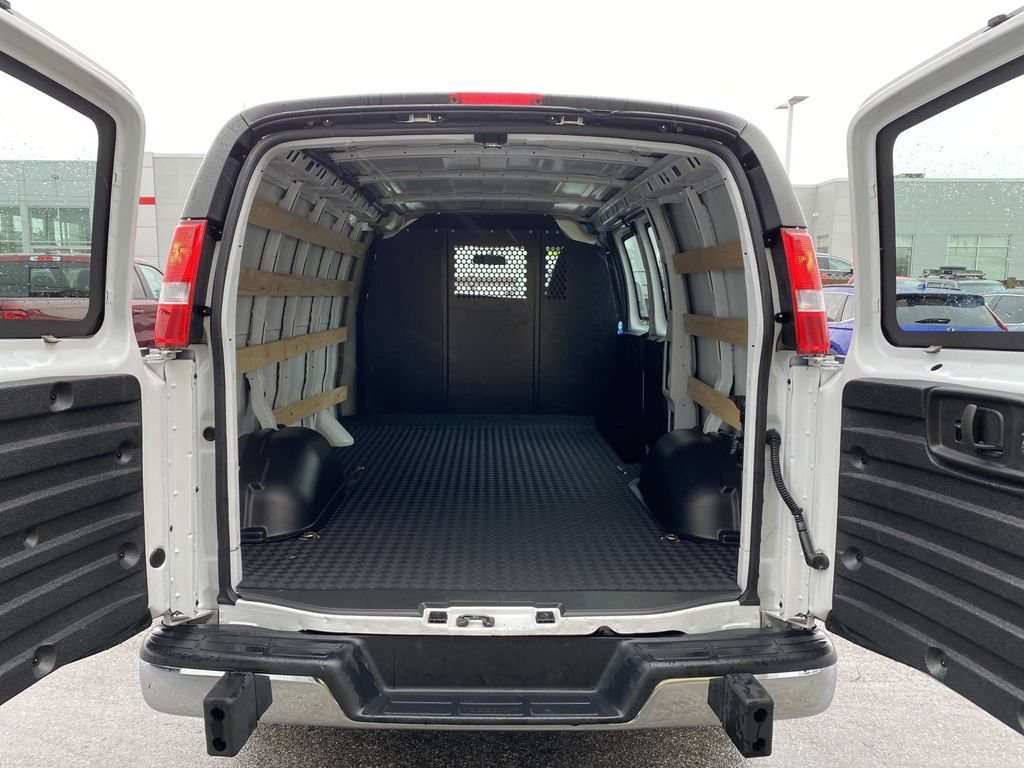 Used 2025 Chevrolet Express 2500 w/ Driver Convenience Package RWD image 9