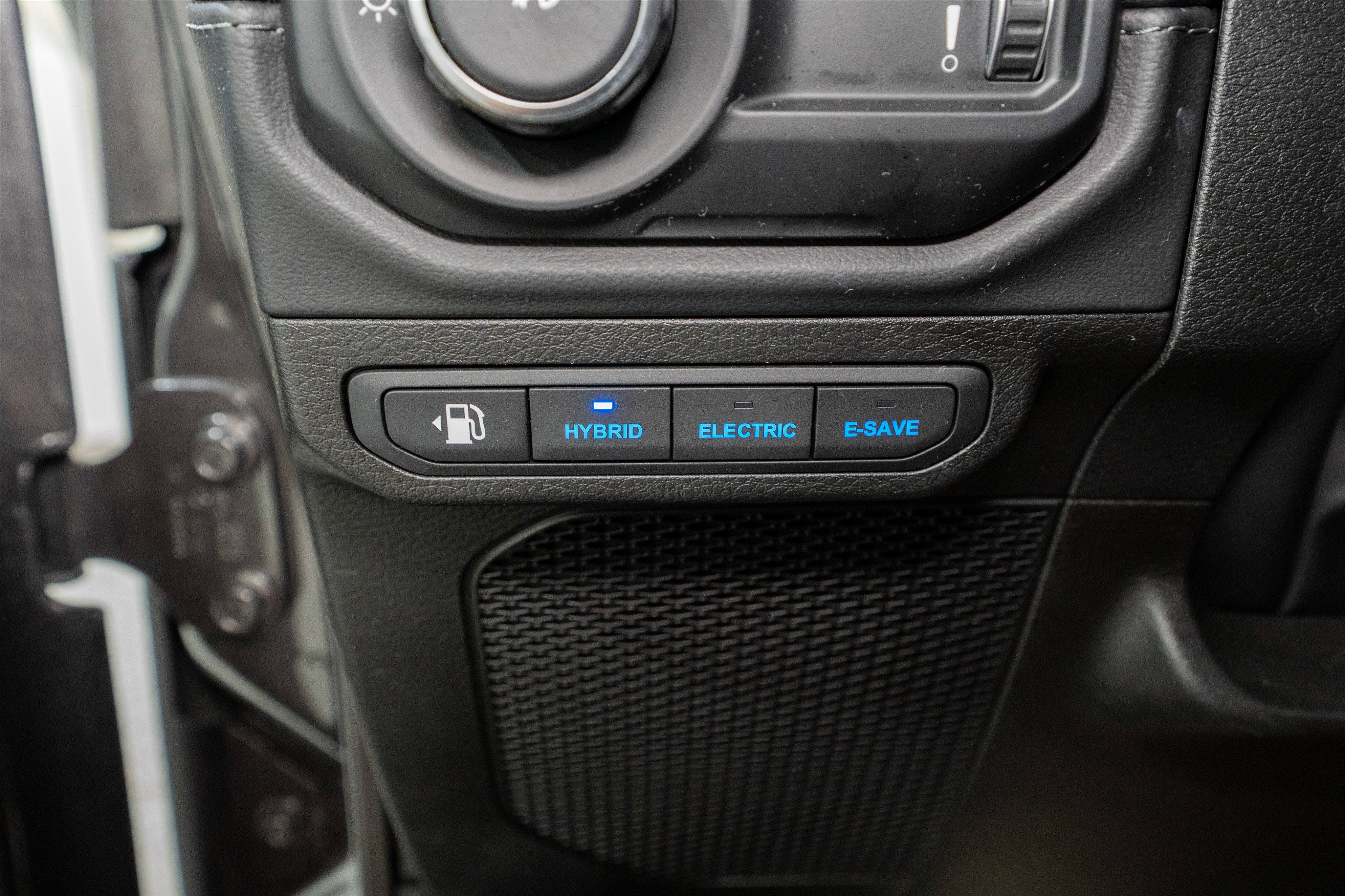 Used 2025 Jeep Wrangler Sahara AWD/4WD image 32