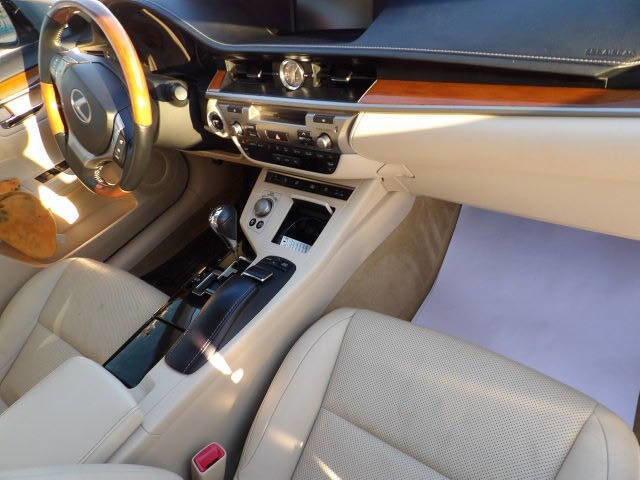 Used 2013 Lexus ES 300h w/ Luxury Pkg FWD image 17