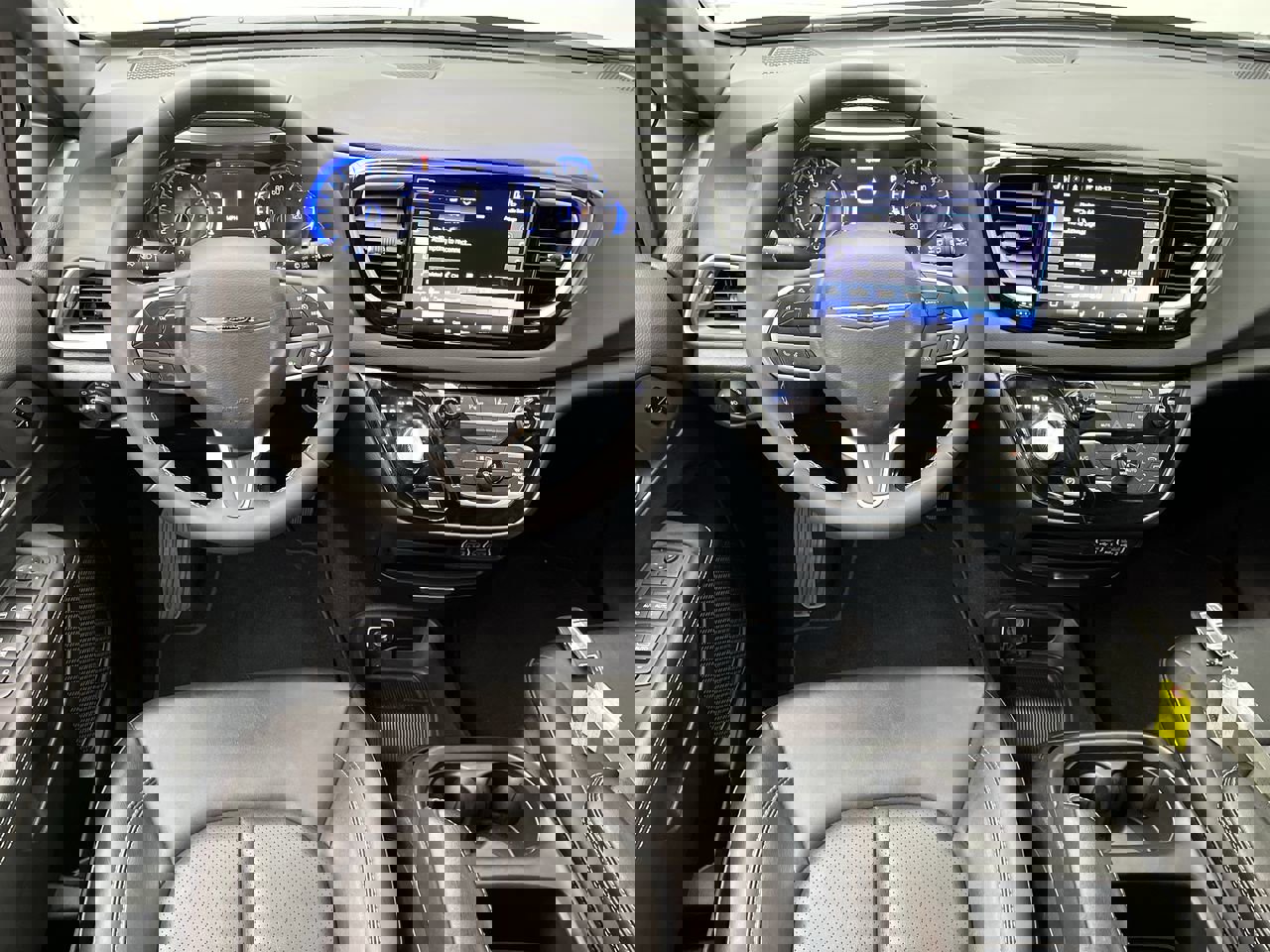 Used 2025 Chrysler Pacifica Select image 13