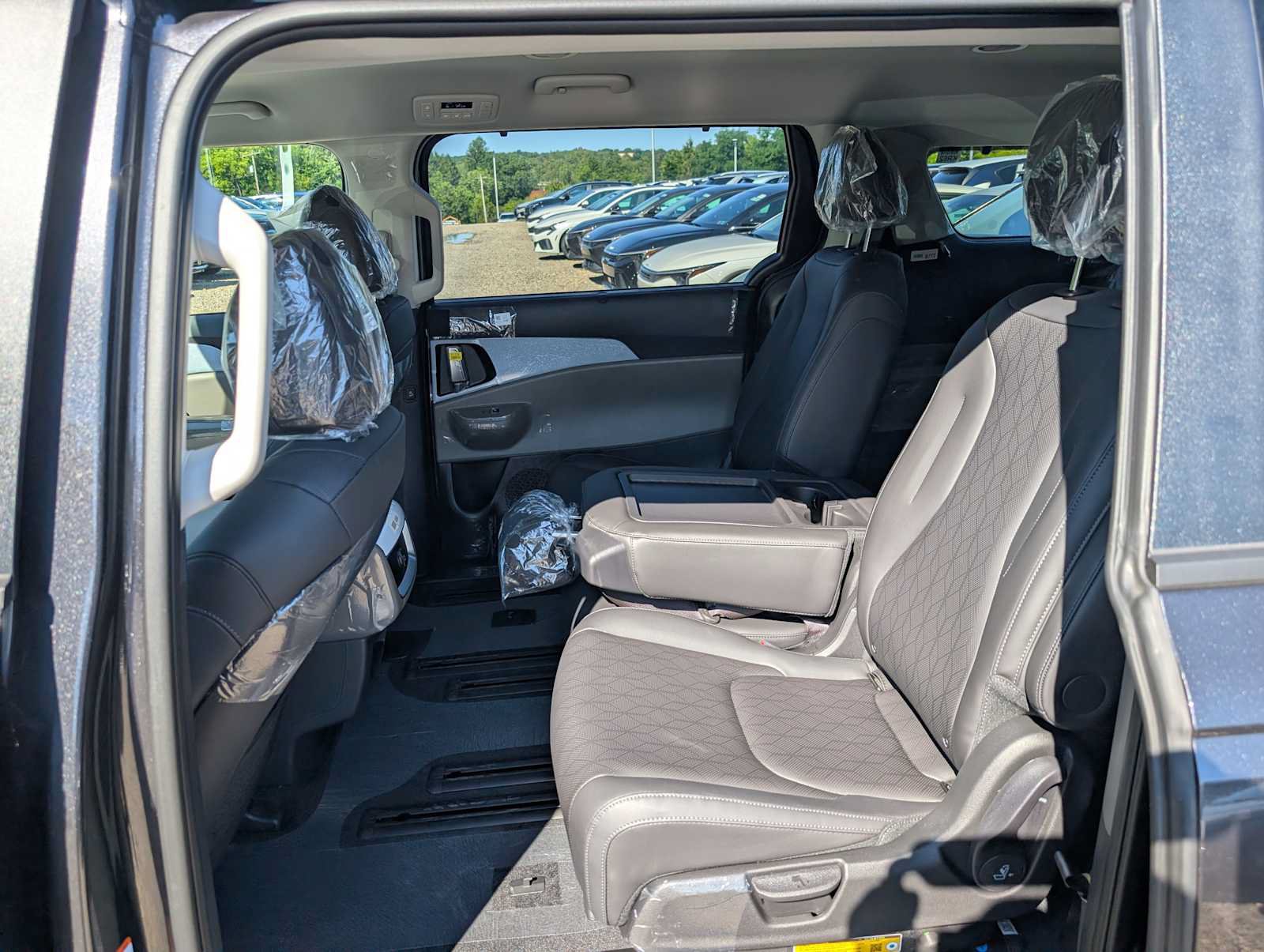 New 2027 Kia Carnival EX FWD image 21