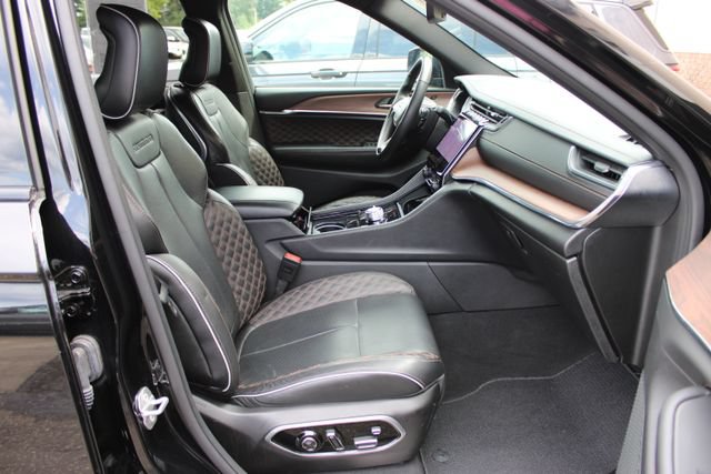 Used 2025 Jeep Grand Cherokee Summit w/ Obsidian Package AWD/4WD image 46