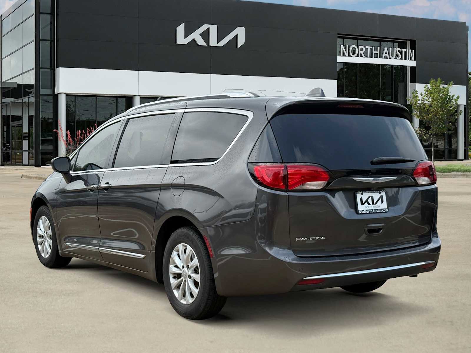 Used 2018 Chrysler Pacifica Touring-L FWD image 6