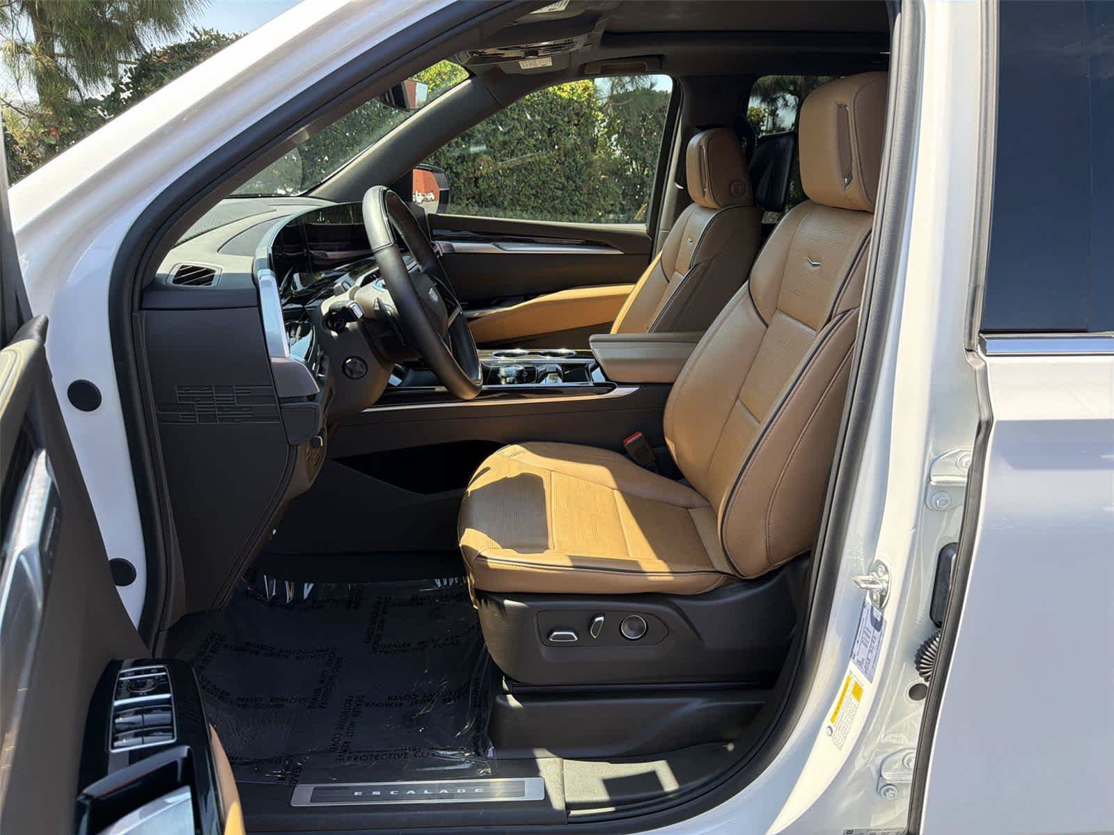 Used 2025 Cadillac Escalade ESV Premium Luxury AWD/4WD image 12