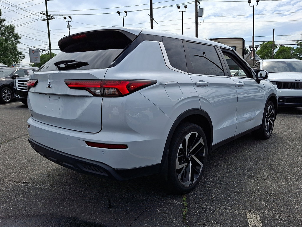 Used 2022 Mitsubishi Outlander ES AWD/4WD image 3