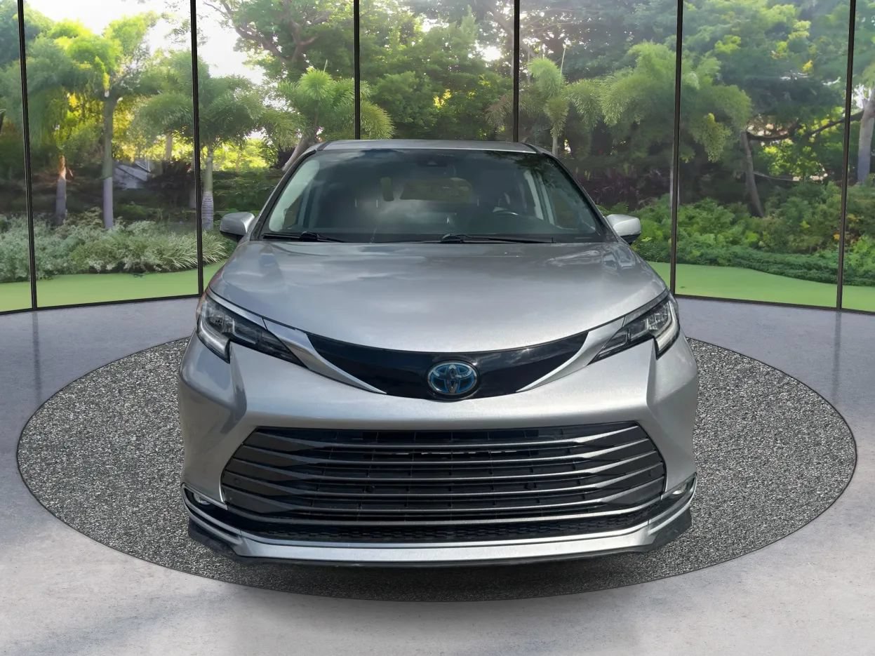 Used 2021 Toyota Sienna Limited AWD/4WD image 2