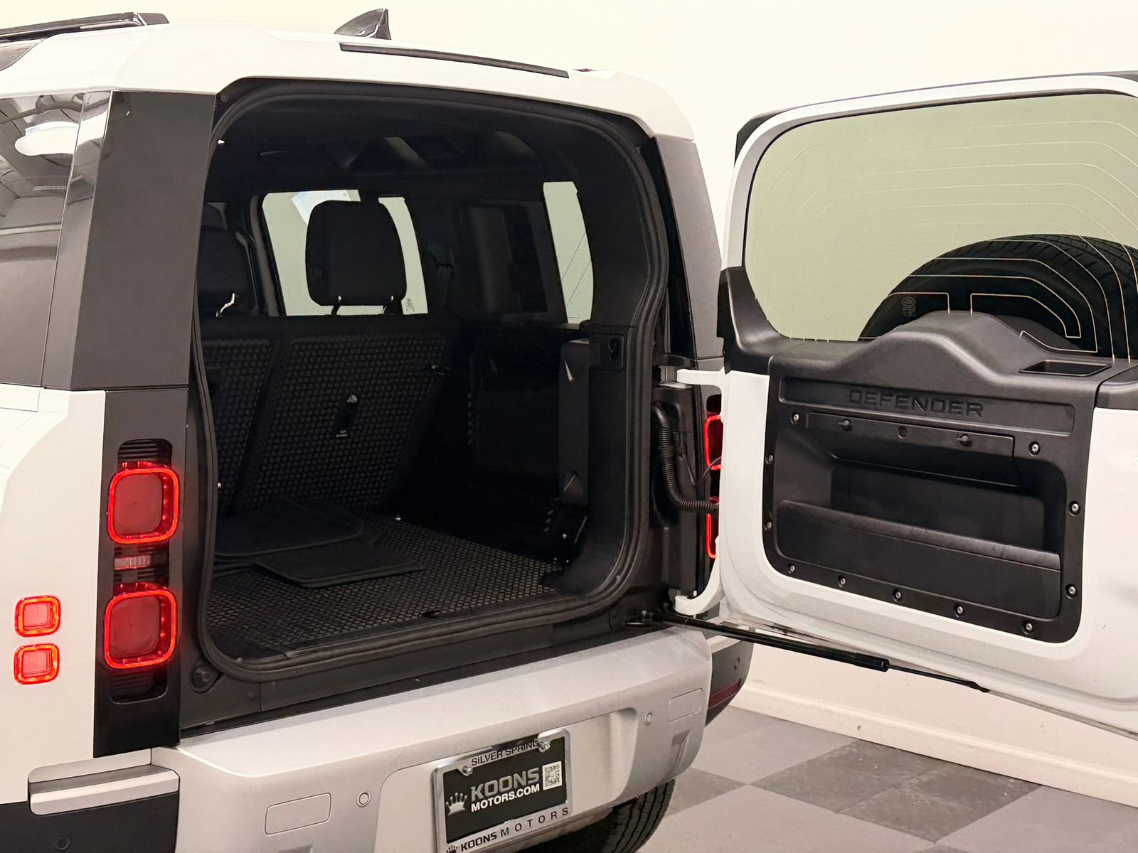 Used 2025 Land Rover Defender 110 S AWD/4WD image 8