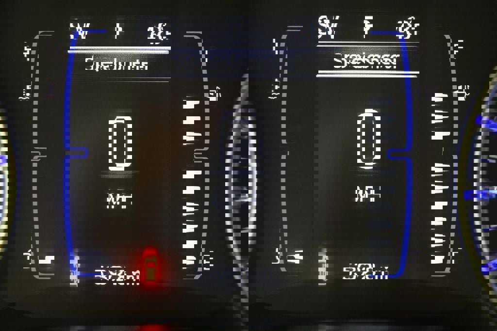 Used 2023 Chrysler Voyager LX image 17