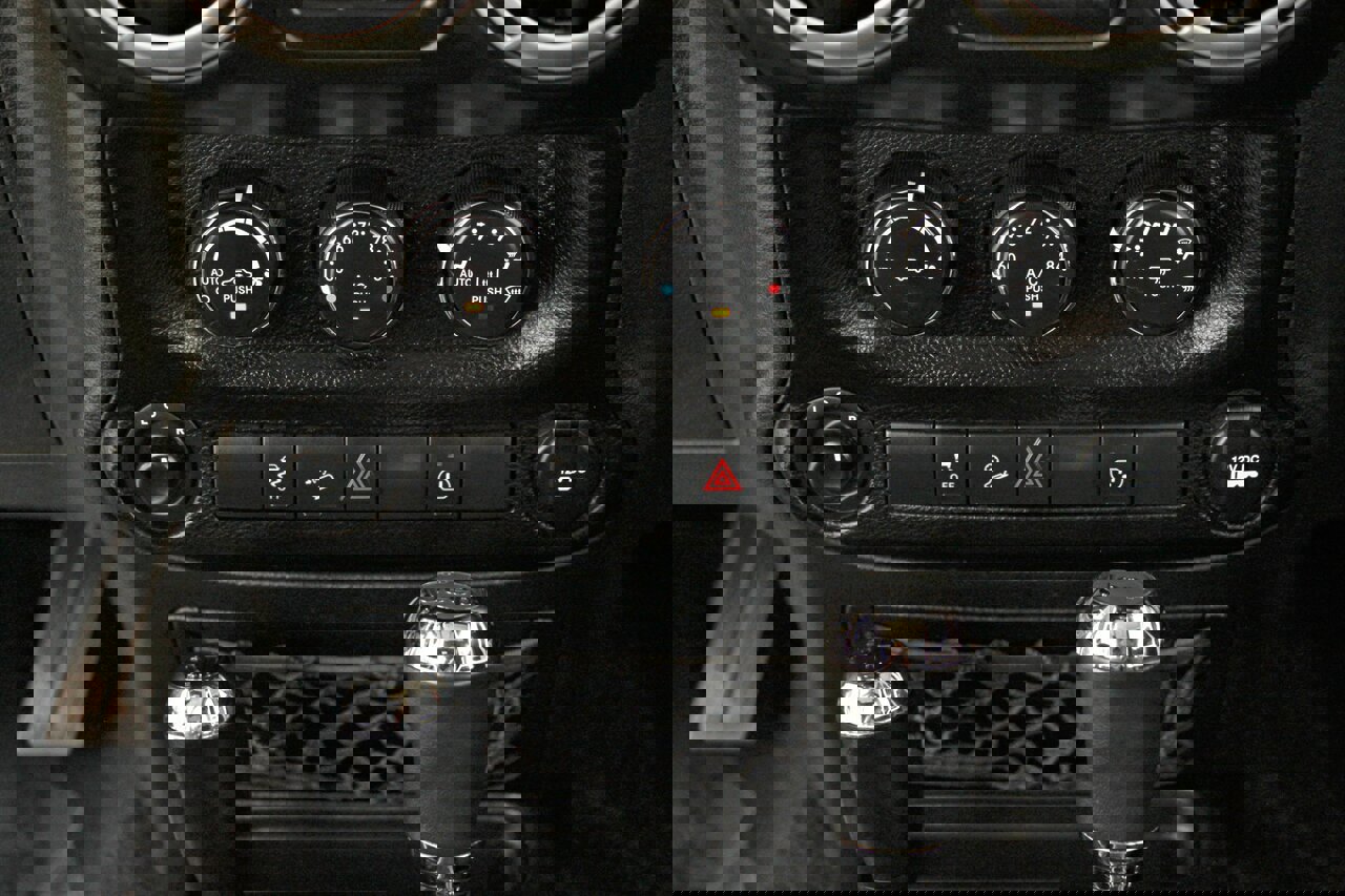 Used 2018 Jeep Wrangler Unlimited Sahara w/ Connectivity Group image 26