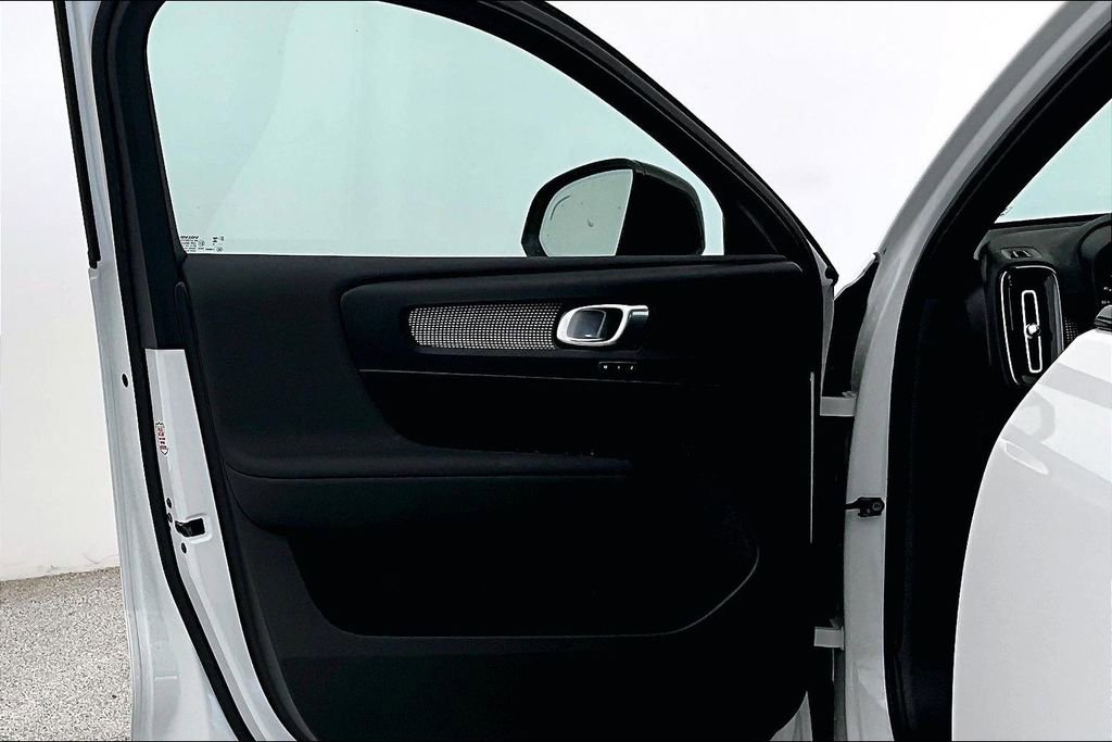 Certified 2025 Volvo XC40 B5 Plus image 24