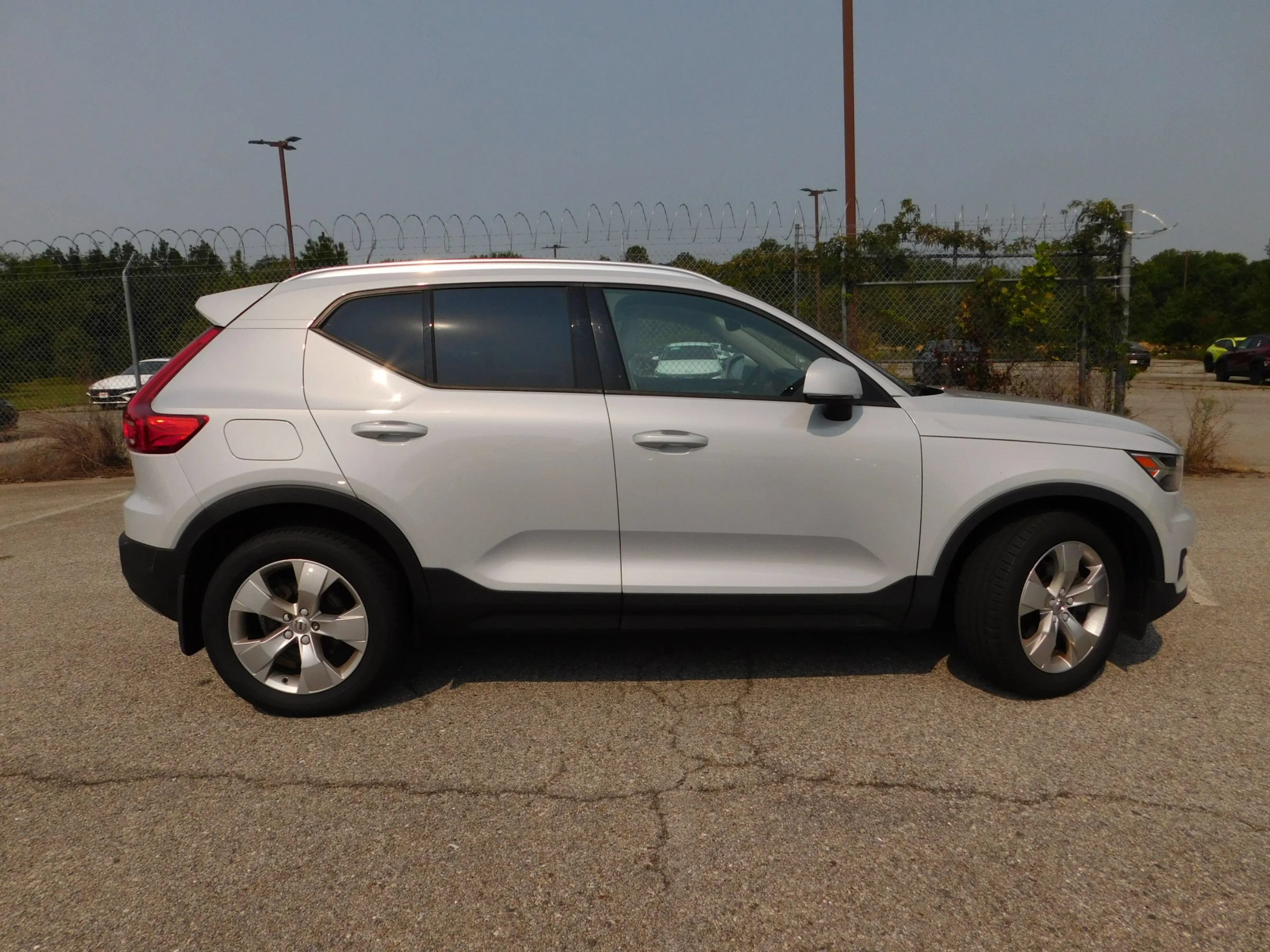 Used 2021 Volvo XC40 T4 Momentum FWD image 5