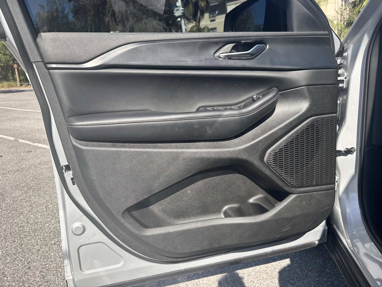 Used 2023 Jeep Grand Cherokee Laredo image 15