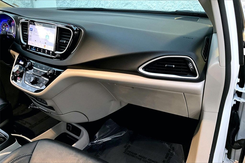 Used 2024 Chrysler Pacifica Touring-L image 16