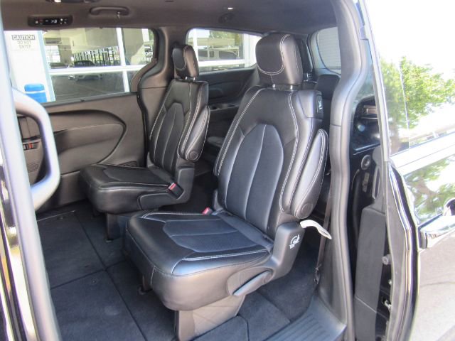 Used 2025 Chrysler Pacifica Select image 19