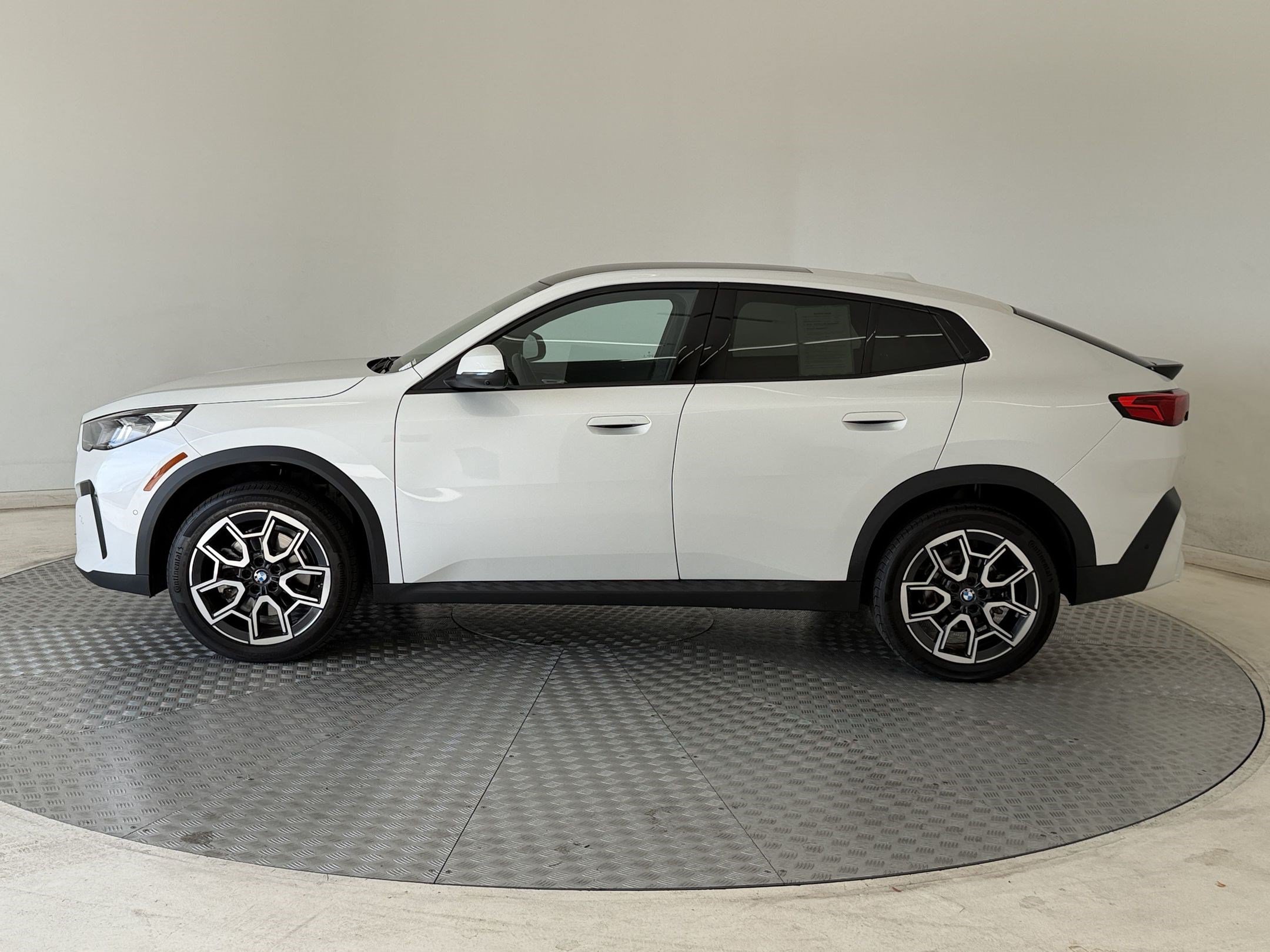Used 2026 BMW X2 xDrive28i w/ Technology Package AWD/4WD image 2