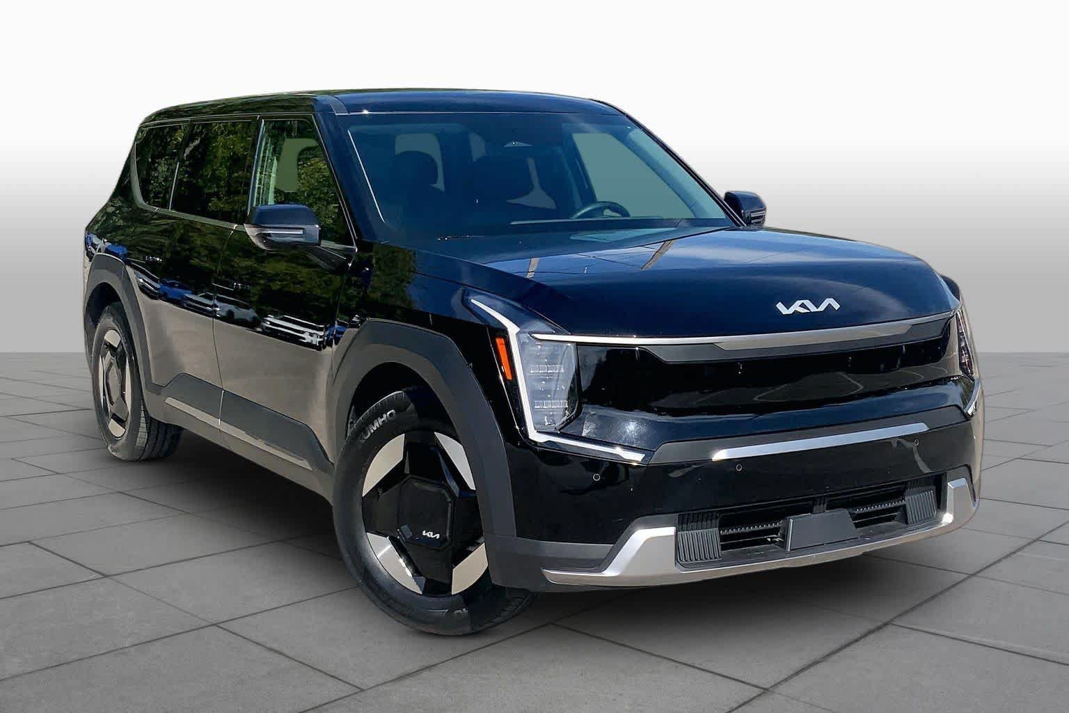 Certified 2024 Kia EV9 Light Long Range RWD image 2