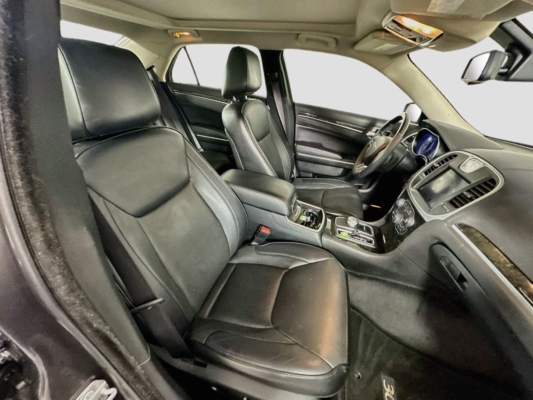Used 2017 Chrysler 300 C RWD image 31