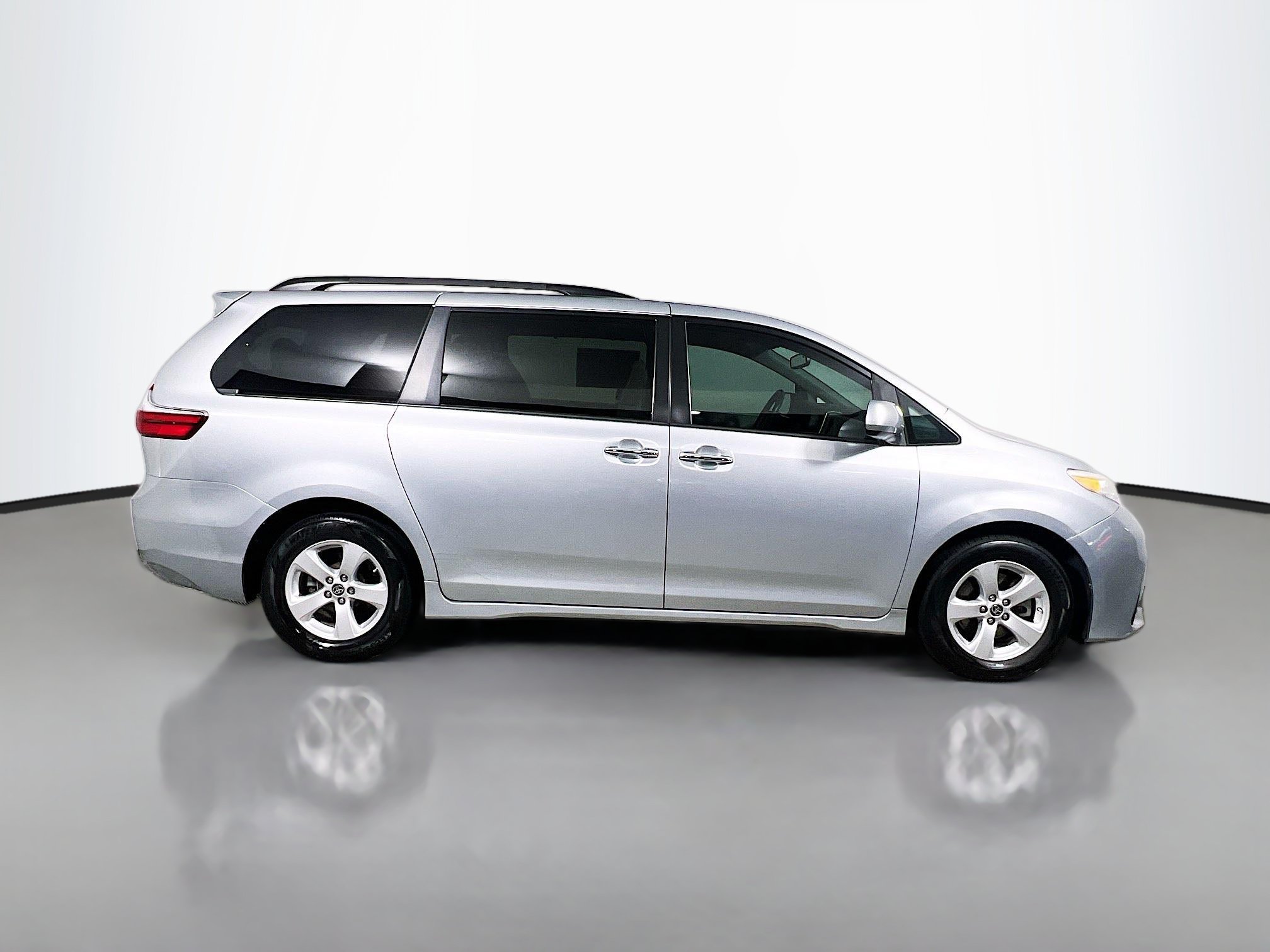Used 2020 Toyota Sienna LE w/ LE Preferred Package FWD image 3