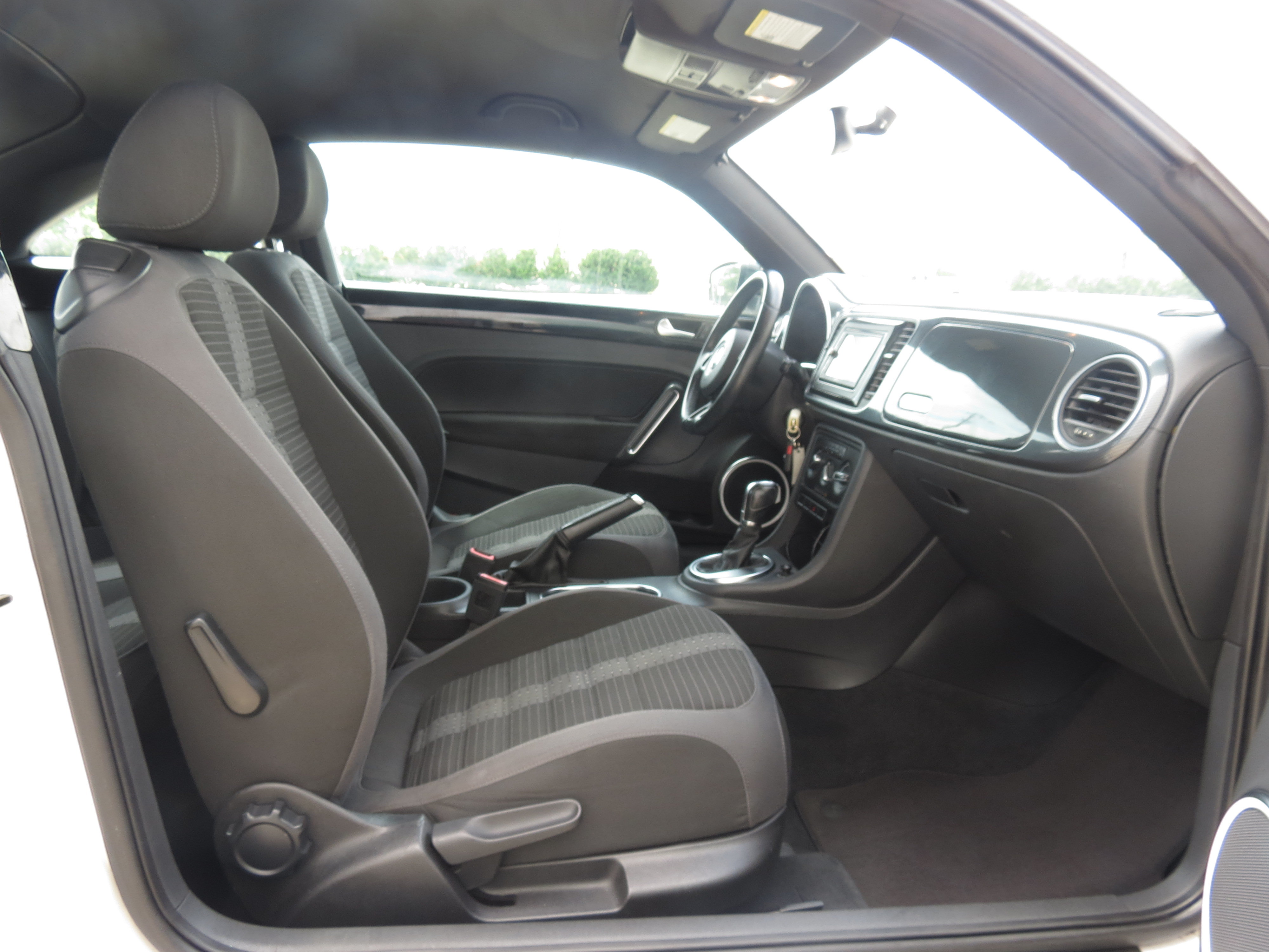 Used 2012 Volkswagen Beetle Turbo FWD image 25