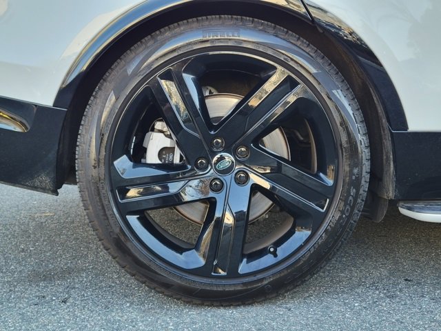 Used 2025 Land Rover Discovery Dynamic SE image 17