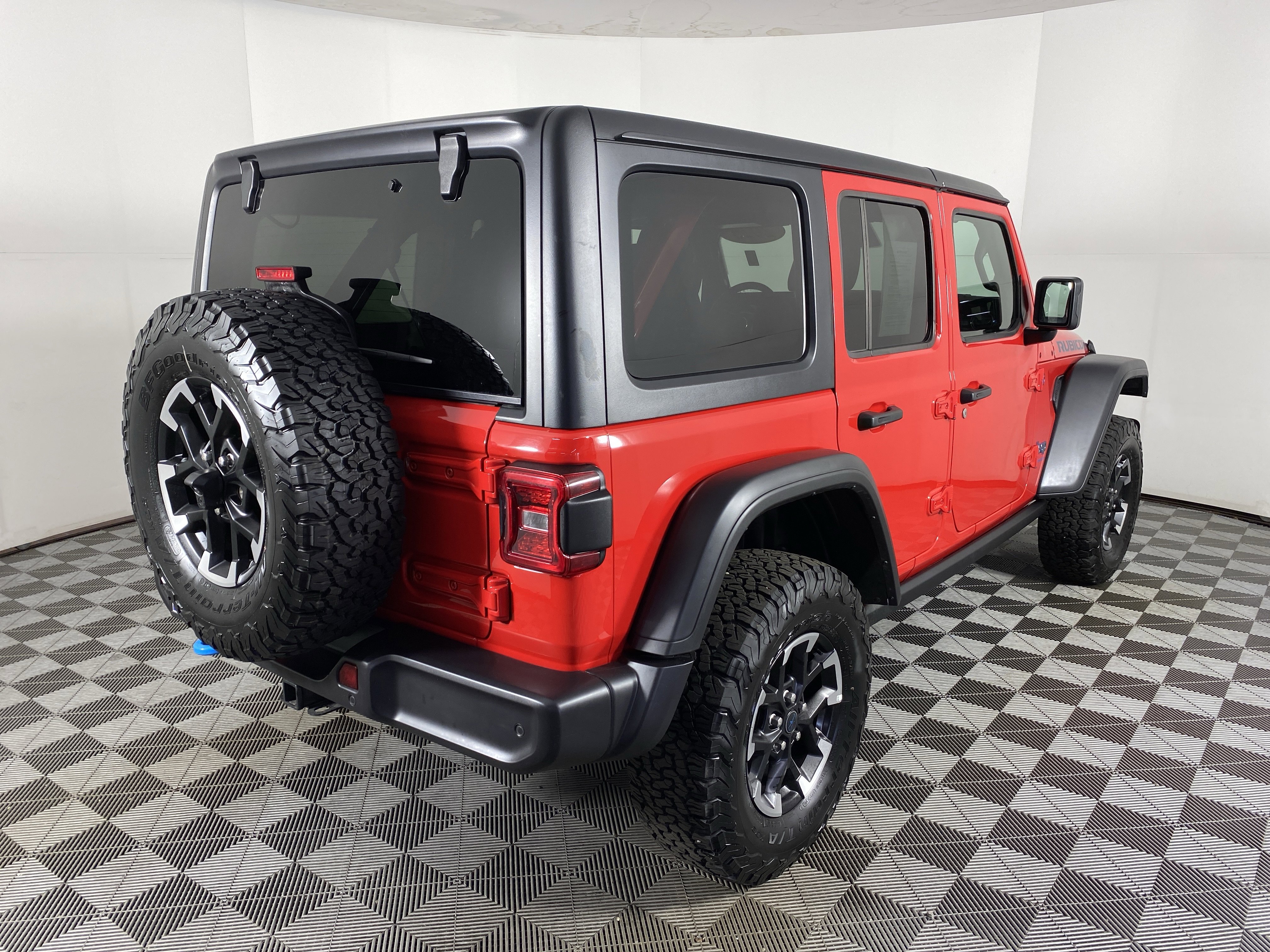 Used 2025 Jeep Wrangler Unlimited Rubicon 4xe w/ Safety Group AWD/4WD image 7