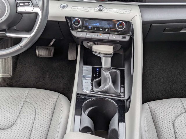 Used 2025 Hyundai Elantra Limited FWD image 17