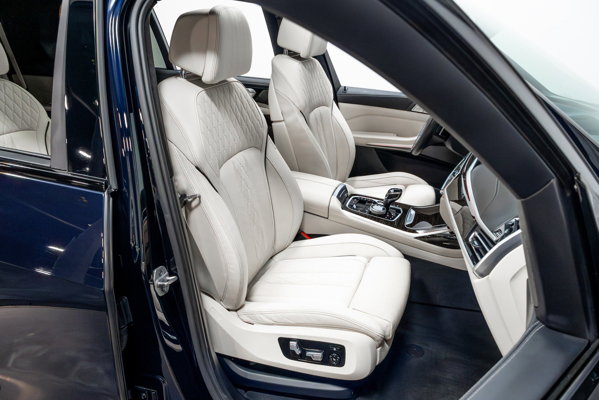Used 2021 BMW X7 M50i image 22