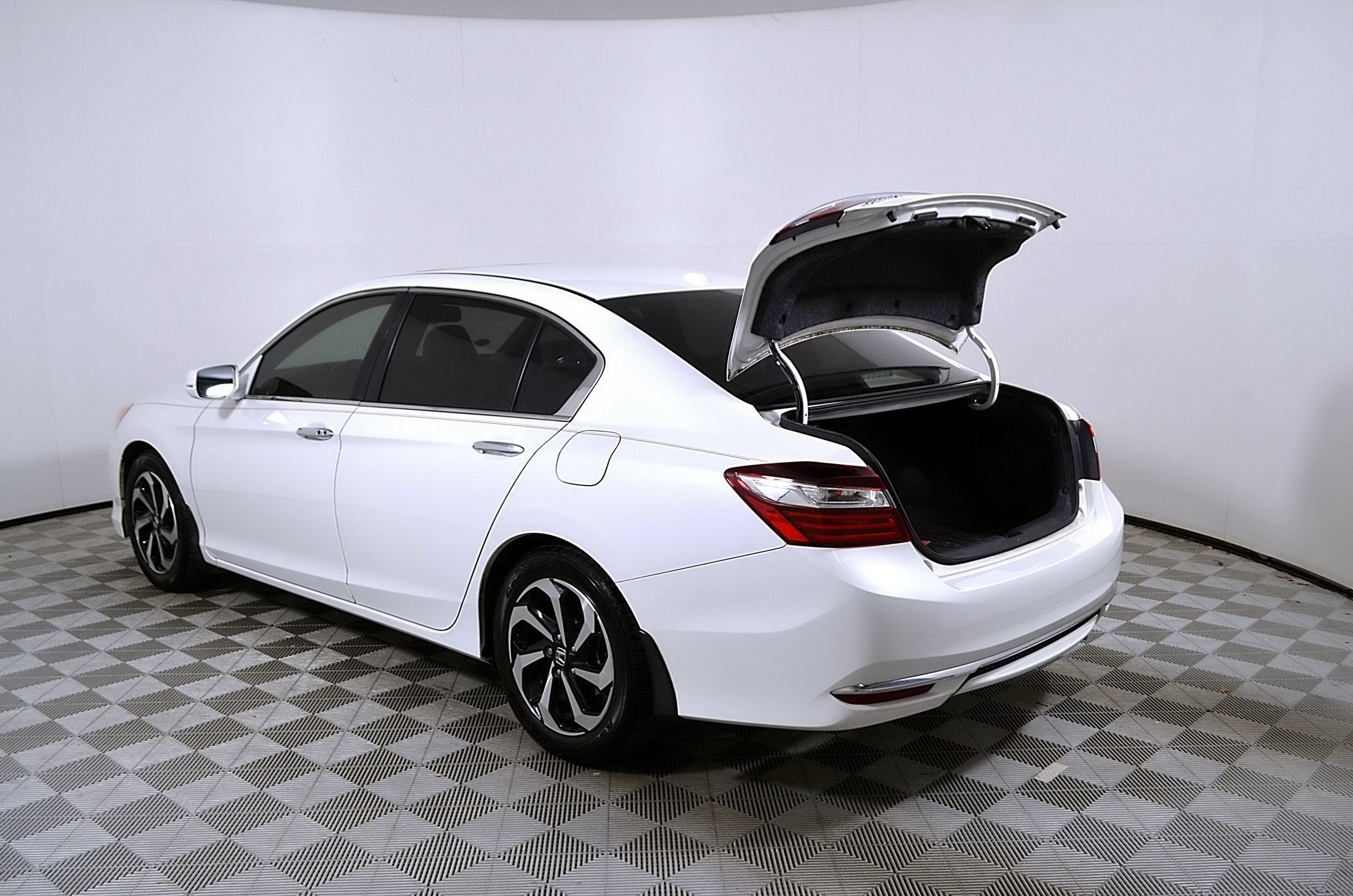 Used 2017 Honda Accord EX-L image 10