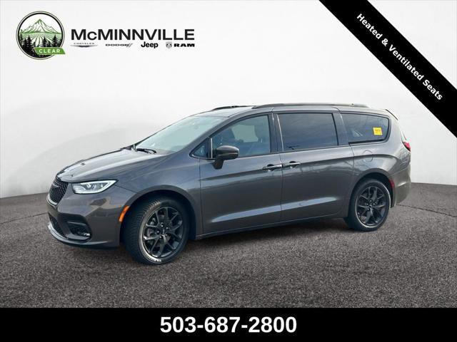 Certified 2022 Chrysler Pacifica Limited w/ Uconnect Theater Family Group