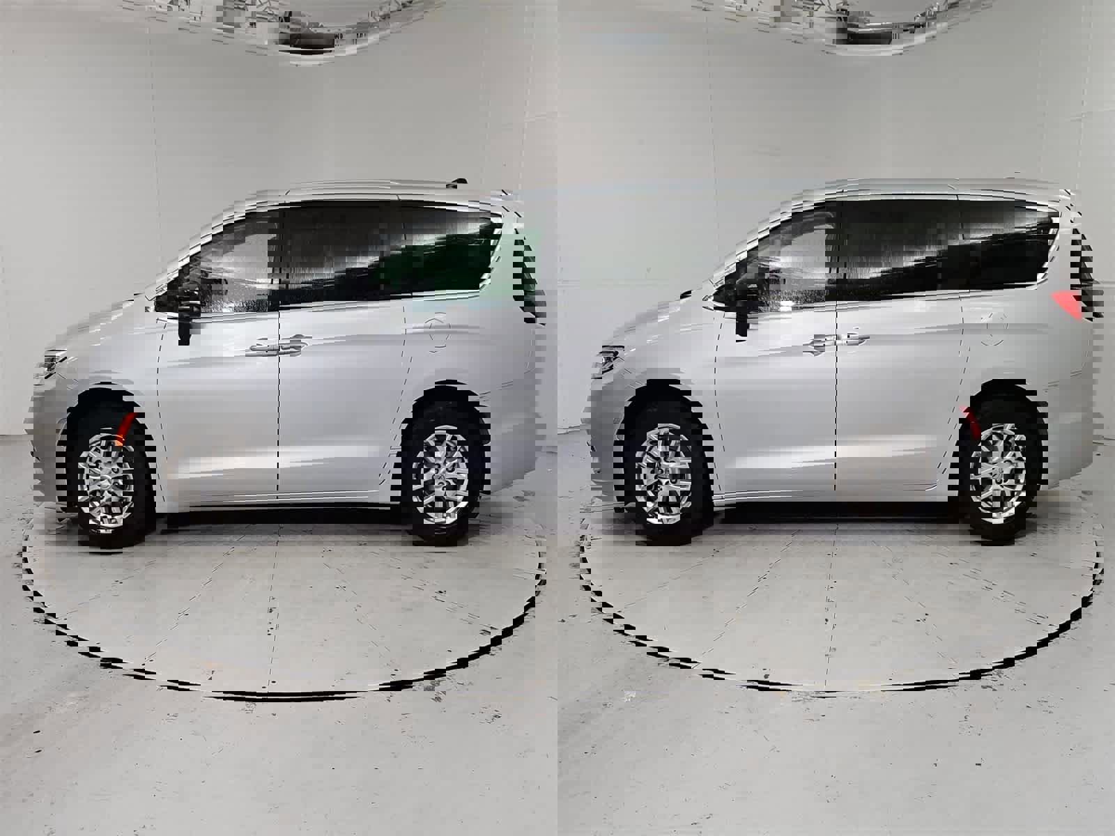 Used 2024 Chrysler Pacifica Touring-L image 3