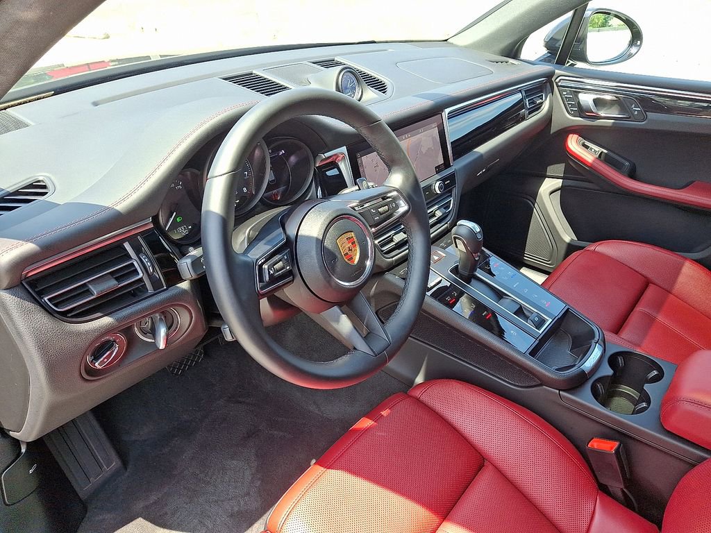 Certified 2024 Porsche Macan image 4