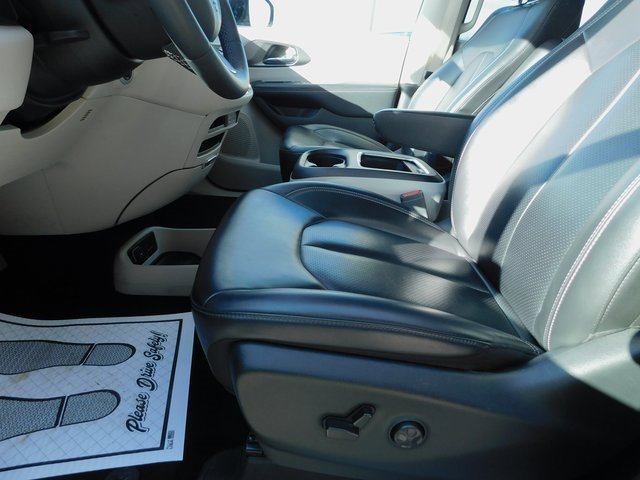 Used 2024 Chrysler Pacifica Select image 24